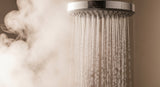 Banho quente resseca a pele? Entenda o que acontece e como manter a hidratação