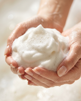 Benefícios da espuma de banho para a pele: o que esperar de verdade